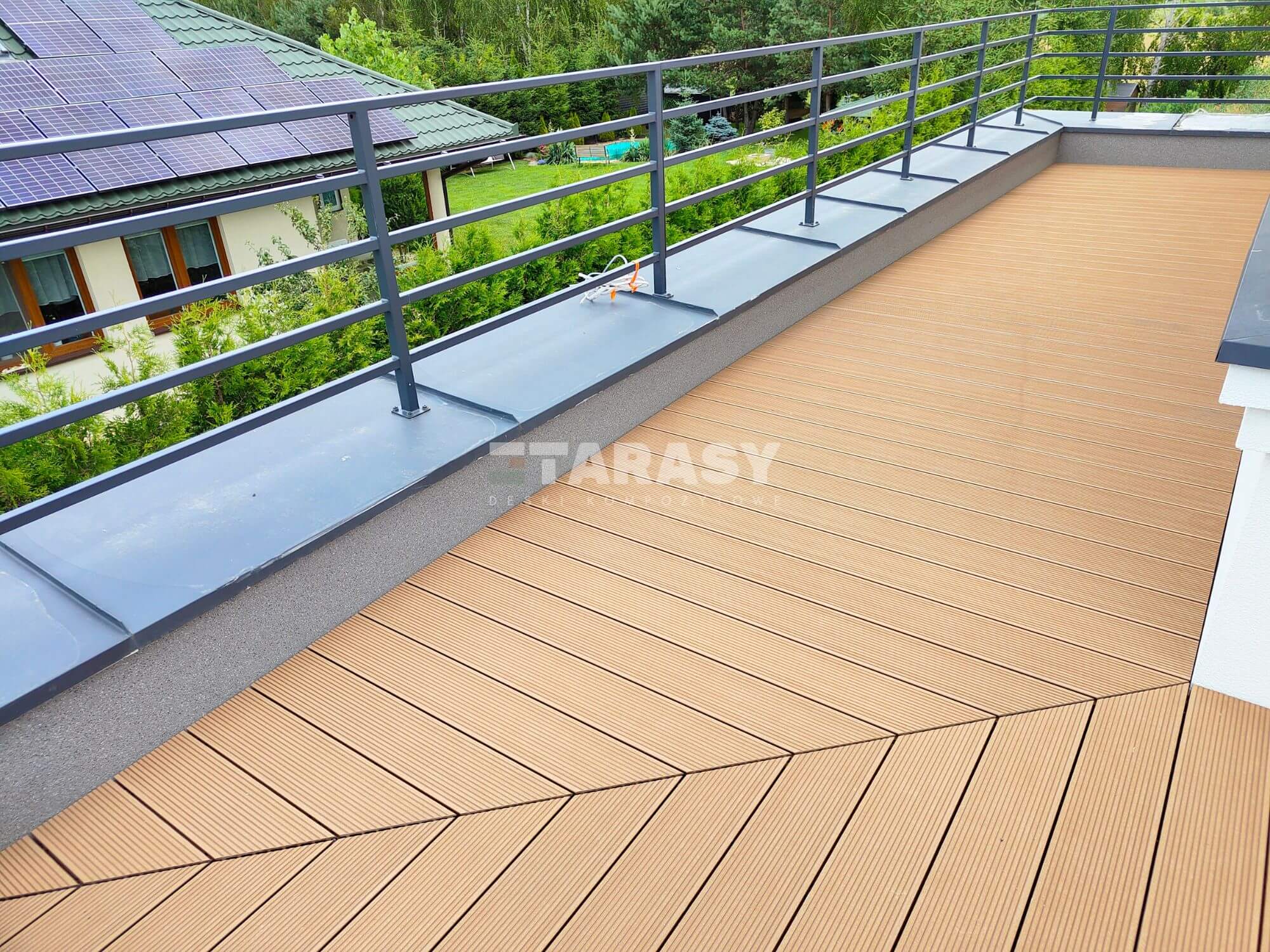 Narożny balkon w kształcie L - z deski kompozytowej