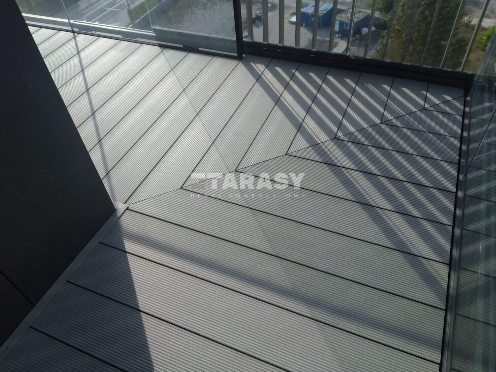 Narożny balkon z deski kompozytowej - realizacja Katowice