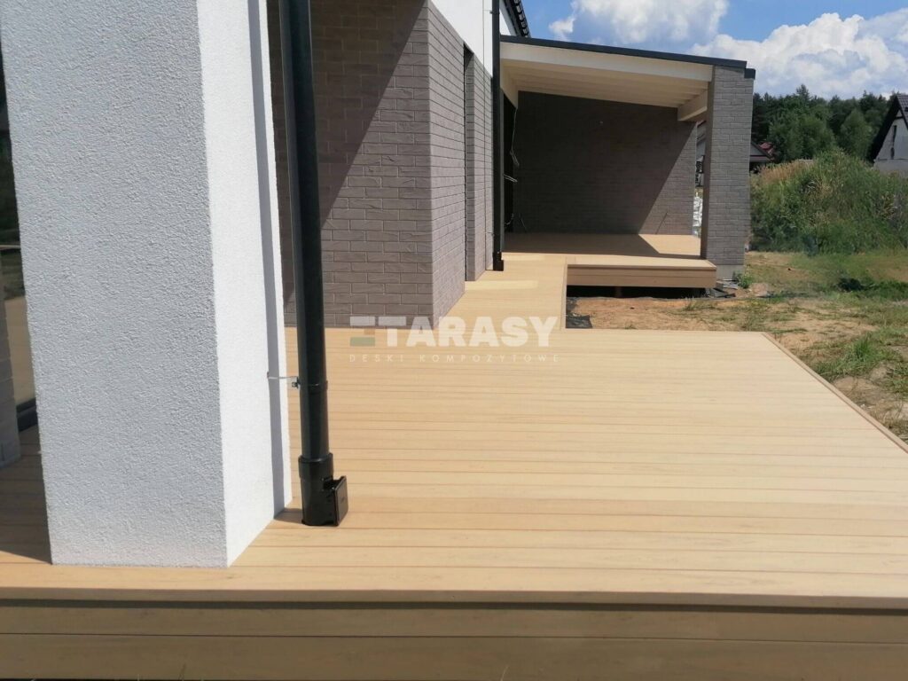 Taras z gładkiej deski kompozytowej w kolorze piaskowym - realizacja w Krakowie