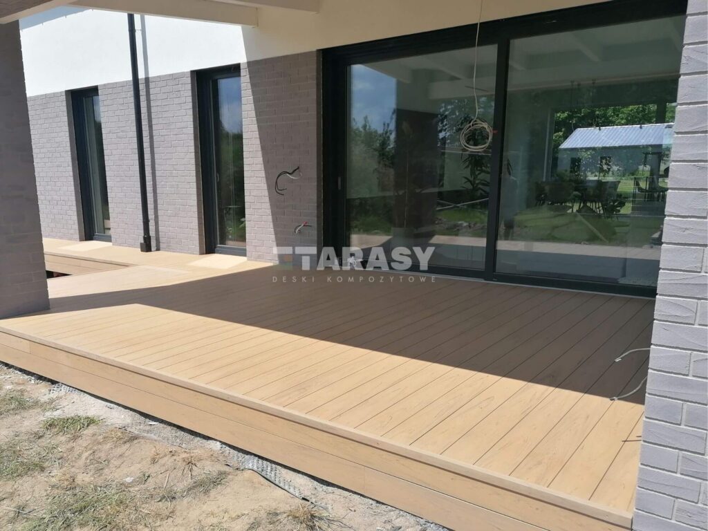 Taras z gładkiej deski kompozytowej w kolorze piaskowym - realizacja w Krakowie