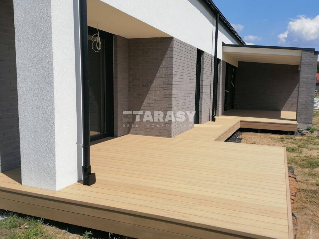 Taras z gładkiej deski kompozytowej w kolorze piaskowym - realizacja w Krakowie